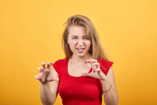 Jovem loira menina em vermelho t-shirt sobre isolado laranja fundo mostra emoções — Fotografia de Stock