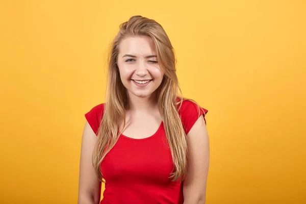 Jovem loira menina em vermelho t-shirt sobre isolado laranja fundo mostra emoções — Fotografia de Stock