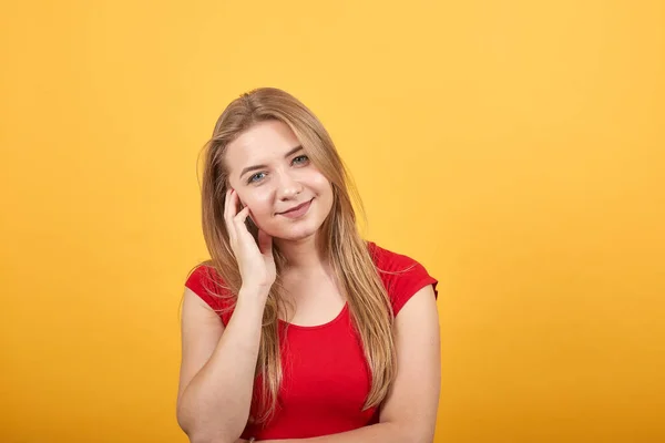 Izole turuncu arka plan üzerinde kırmızı t-shirt genç sarışın kız duygularını gösterir — Stok fotoğraf