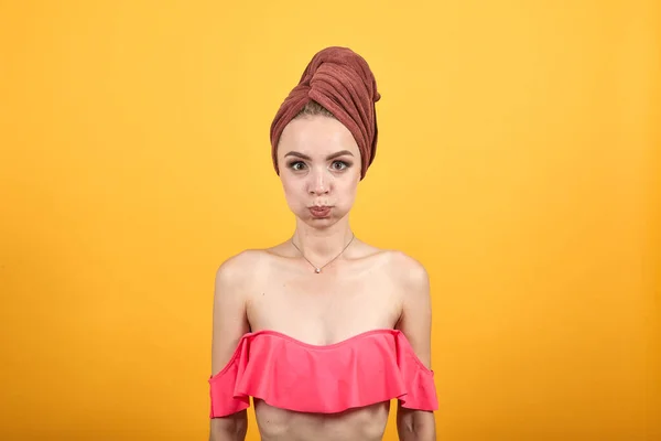 Izole turuncu arka plan üzerinde kafasına havlu ile genç kız duygularını gösterir — Stok fotoğraf