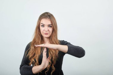 izole beyaz arka plan üzerinde siyah elbiseli kız kahverengi saçlı duygular gösterir