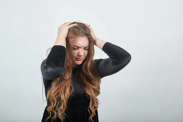 Fille aux cheveux bruns en robe noire sur fond blanc isolé montre des émotions — Photo