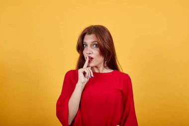 Güzel bir kadının işaret parmağını kullanması sessiz kalmak anlamına gelir..