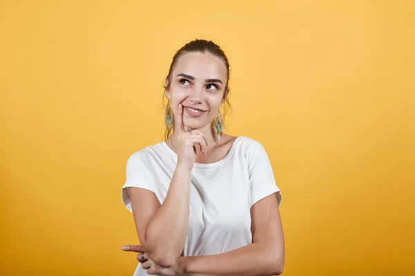 Närbild av europeisk dam att vara omtänksam att få goda vibbar i fantasin — Stockfoto