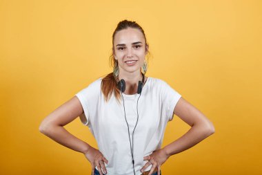 Çekim için uygun poz veren kız