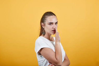 Bir kadın etrafta dedikodu yapıyor.