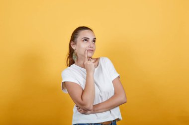 Güzel bayan hayal gücünde analiz için bazı faktörlere odaklanıyor.