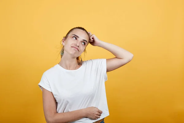 Confundida chica tratando de averiguar algo que hace vislumbres a su alrededor —  Fotos de Stock