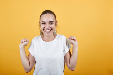 Hedefe ulaşarak Sevinç İfade Eden Kız