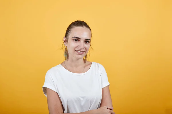 Buena chica dando buenos gestos mostrando personalidad moderada —  Fotos de Stock