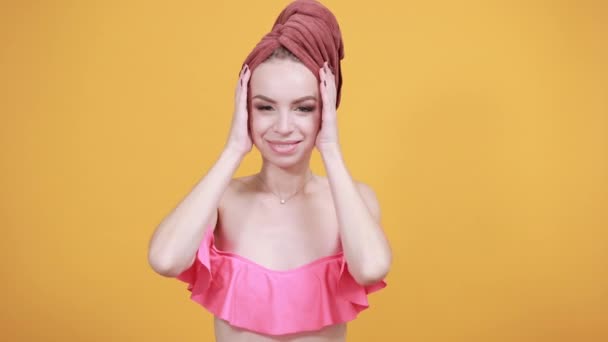 Izole turuncu arka plan üzerinde kafasına havlu ile genç kız duygularını gösterir — Stok video
