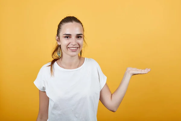 Anständig flicka pekar på någon i vit skjorta — Stockfoto