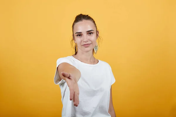 Lady flyttar handen framåt för att skaka med någon — Stockfoto