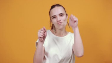 Güzel kız dans etmekten hoşlanıyor. Bazı hareketler yapıyor. Stressiz yaşam tarzı..