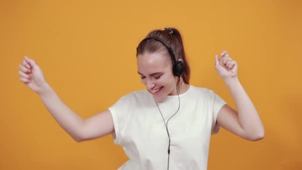 Κορίτσι απολαμβάνει τη μουσική πάρα πολύ ότι χορεύει είναι καλά. — Αρχείο Βίντεο
