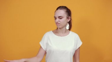 Övgü, bu klipteki kızın kendine güveninin bir işaretidir..