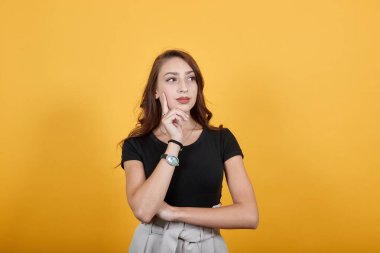 Kız arka planda dururken derin bir soru ya da sorun düşünüyor.