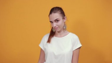 Sıkıcı kız eğlenmek için ilginç bir şeyler arıyor..