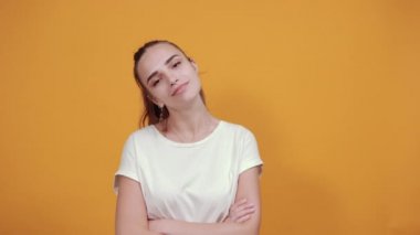 Kız boş vakitlerini geçiriyor.