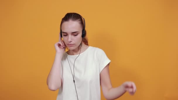 Chica no disfrutando de la música como alguien le ha sugerido . — Vídeo de stock