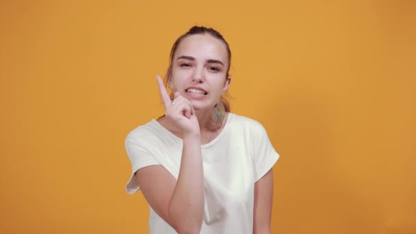 Hermosa chica siendo engañada por alguien que le rompió el corazón. Ni siquiera puede castigar a esa persona. . — Vídeos de Stock