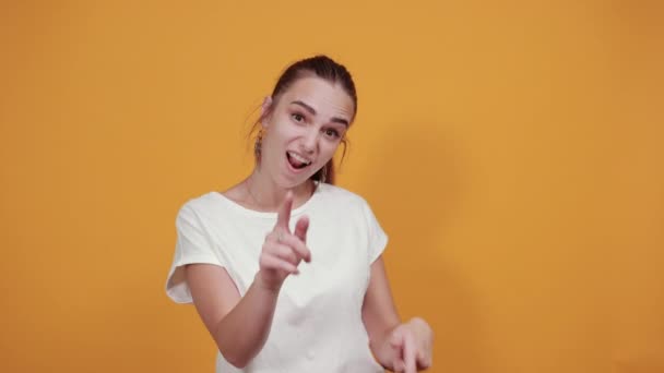 Chica alegre bailando alrededor para sentir la felicidad y agitando sus manos para bailar . — Vídeos de Stock