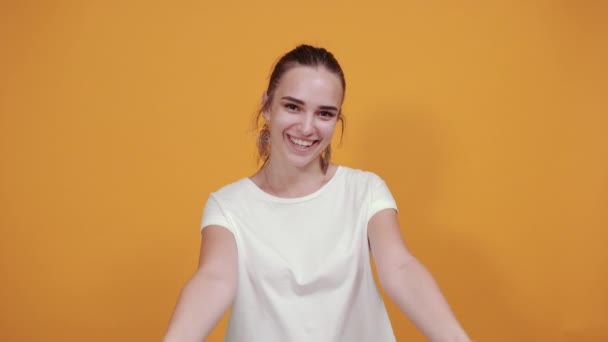 Beautiful girl welcoming someone warmly to express her joy. — Stock Video