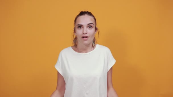 Teenage dívka okouzlen podle getting surprised podle a speciální věc. — Stock video