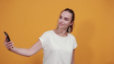 Çekiciliğini kucaklamak için selfie çekiyor..