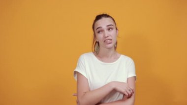 Gergin kız şu anda içinde bulunduğu sorunu çözmek için çok düşünüyor..