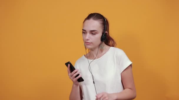 Delighted girl enjoying music nicely and moving herself. — Stock Video