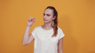Bazı ürünlerin boyutlarını analiz eden kız.