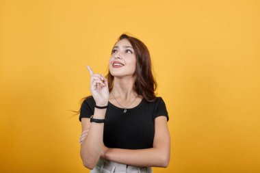 Kız kendini mutlu hissederken bir şeyi düşünüyor ve merak ediyor..