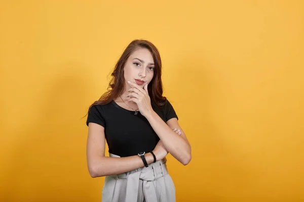 Menina bonita pensando em algo e dando expressões pensativas . — Fotografia de Stock