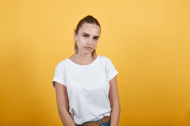 Bir şeyi garip bir şekilde izleyen bir kız da onun için yeni bir şey.