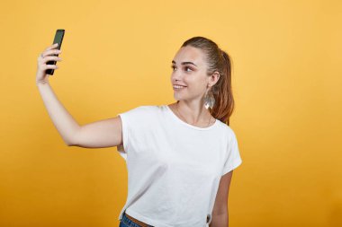 Akıllı telefonlar tarafından tanıtılan selfie en popüler özellik insanları fotojenik yaptı. 