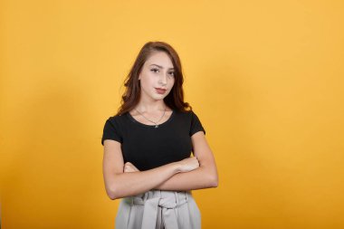 Kendine güvenen kız sabırla birinin gelmesini bekliyor..