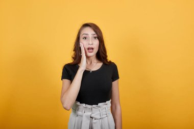 Çok güzel bir kız çığlık atıyor. Birinin adı açık ve net..