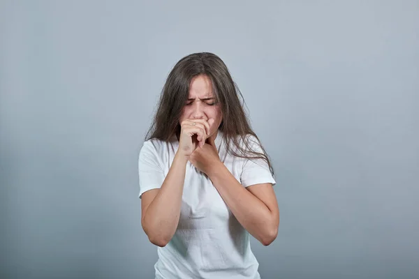 Joven chica caucásica con camisa blanca está sufriendo de tos y sentirse mal —  Fotos de Stock