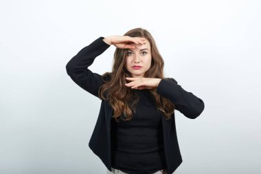 Konsantre Kadın Elleri Boyutlu Nesne Gösteriyor. Sunum, Ekran