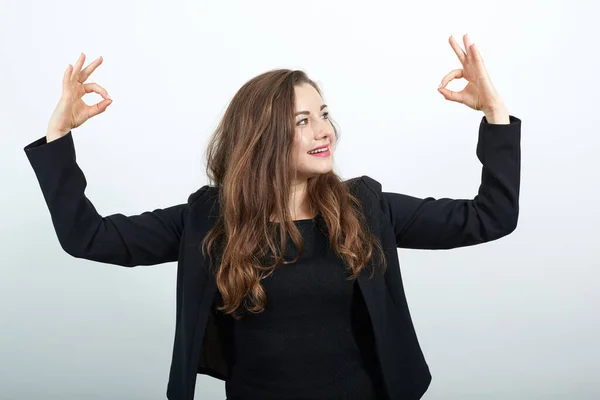 Glückliches weibliches Lächeln Erhobene Hände, macht, Ok Zeichen mit den Fingern. Glückliche Menschen — Stockfoto