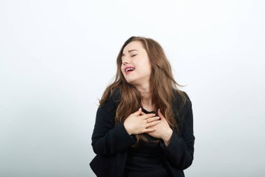 Sevimli kadın ellerini göğsüne koyar, gülümser. İnsanların Şefkatini ve Merhametini Kabul Et