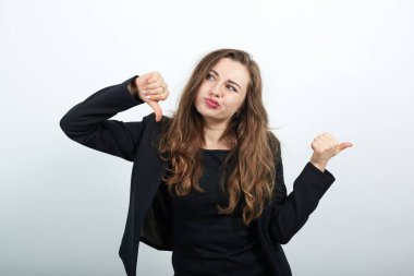 Tatminsiz Kadın Dönen Başparmak Alt ve Göstergeler, Muhalefet