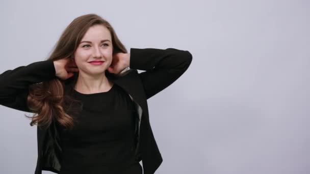 행복 한 여성의 마일, 손으로 머리를 흔드는 것, 헤어 스타일을 강조하는 것. 현대 사람들 — 비디오