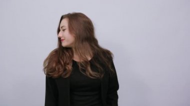Mutlu Kadın Gülümsemeleri, Saçlarını Elle Sarsıyor, Saç Tarzını Ayarlıyor. Modern İnsanlar
