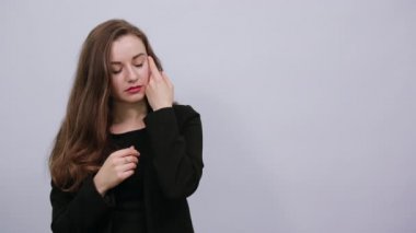 Nazik kadın vücuduna dokunuyor, başını okşuyor. İyi İnsanlar, Nazik, Samimi