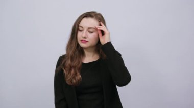 Nazik kadın vücuduna dokunuyor, başını okşuyor. İyi İnsanlar, Nazik, Samimi