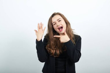 Gülümseyen Kadın Forefinger 'ı Beş Parmaklı Gösteriyor. Neşeli İnsanlar