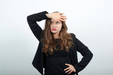 İşten çıkmış yorgun bir kadın elini alnına koyar. Fiziksel ve Zihinsel Yorgunluk