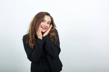 Sevimli kadın yüzünün yanında el ele tutuşuyor. İnsanlara şefkat ve şefkat